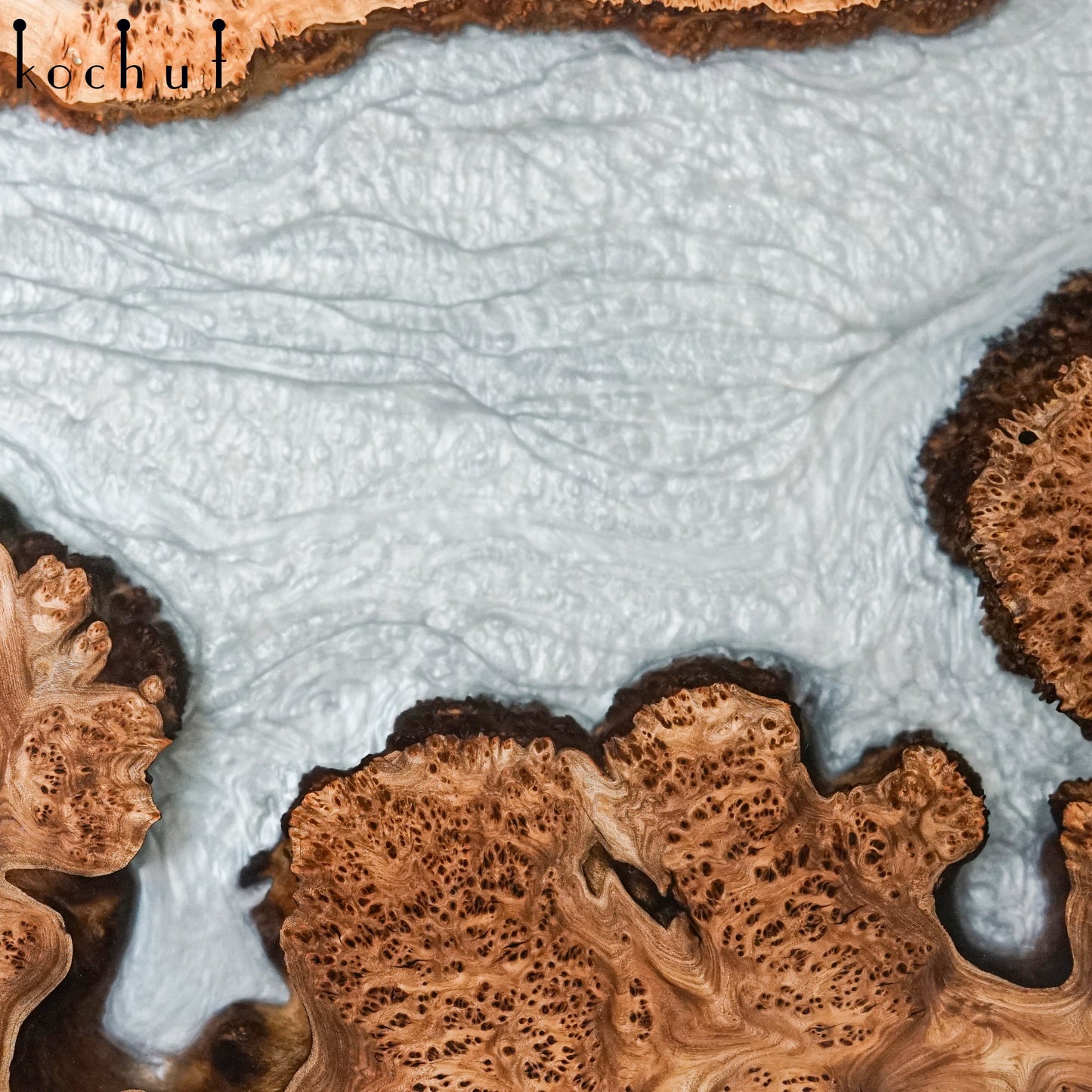 Platin oval — Esstisch aus Holz und Epoxidharz
