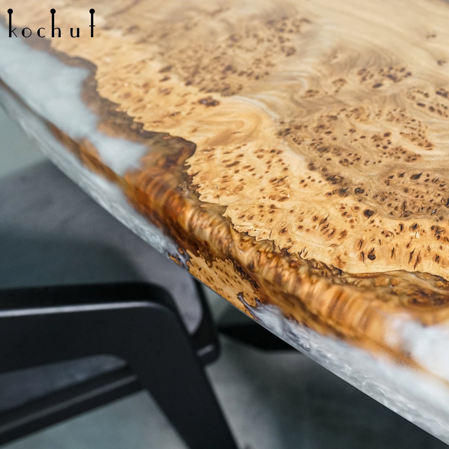 Platin oval — Esstisch aus Holz und Epoxidharz