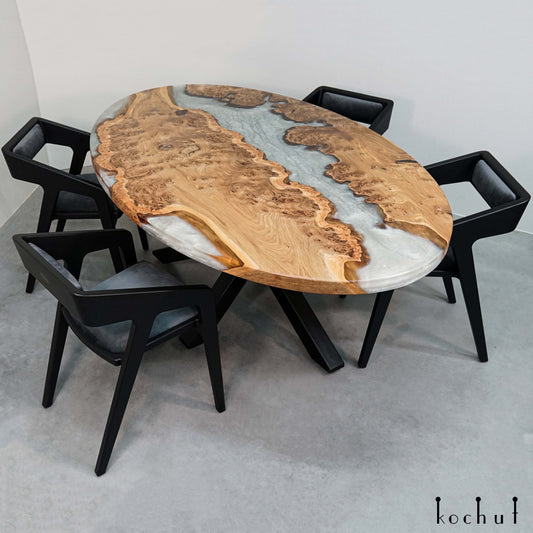 Platin oval — Esstisch aus Holz und Epoxidharz